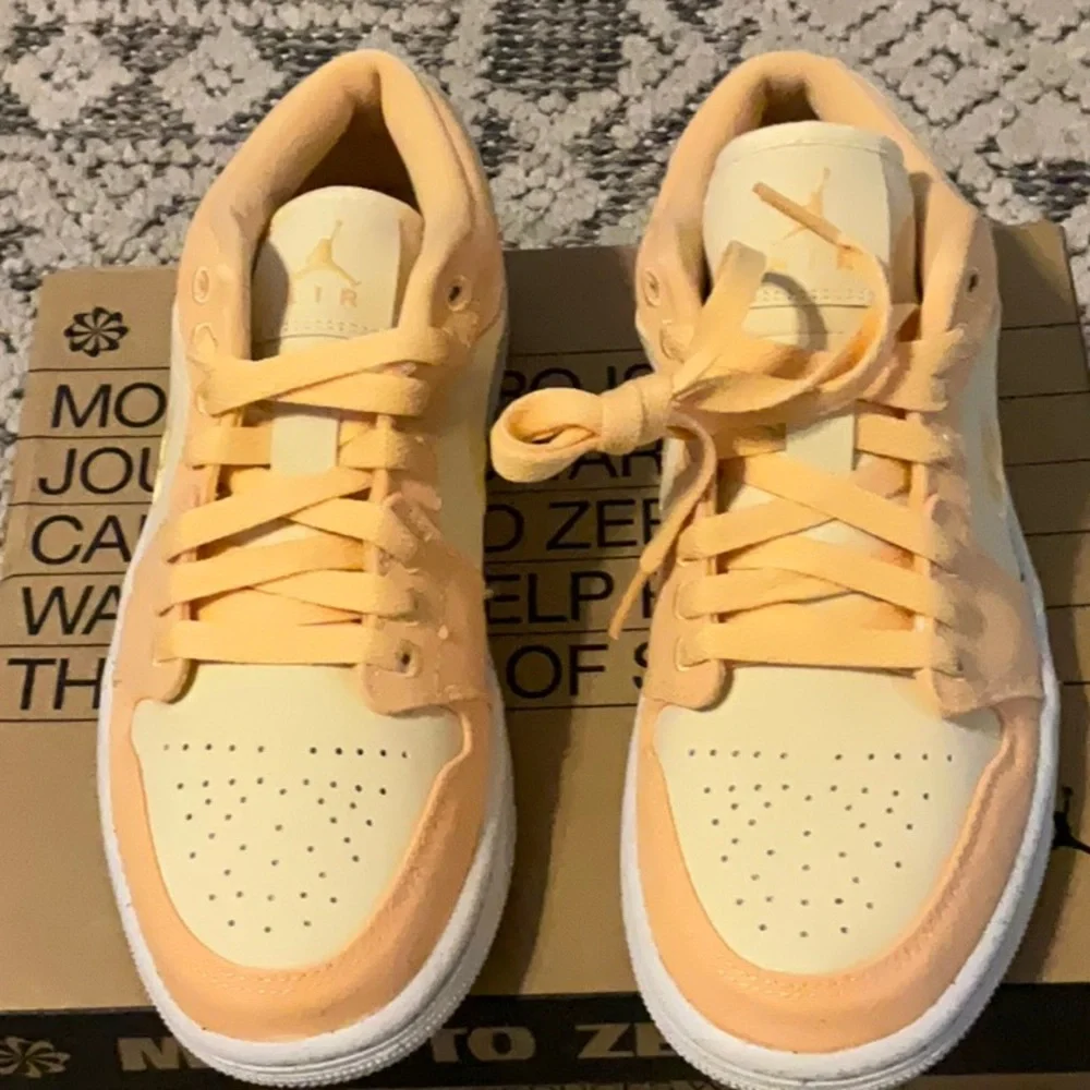 NIB WOMANS AIR JORDAN 1 LOW SE - Picture 2 of 8